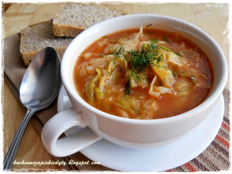 Młoda kapusta zasmażana z pomidorami