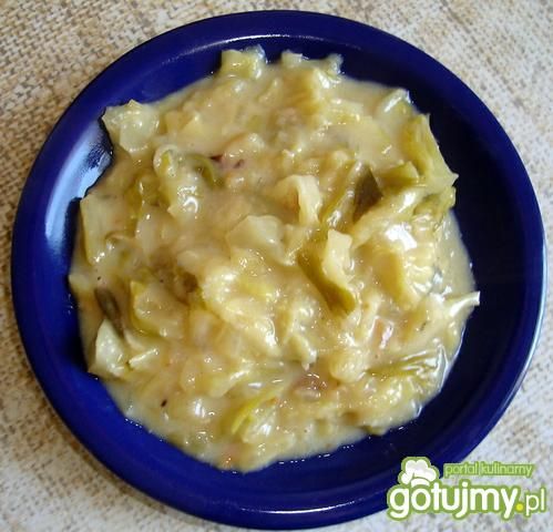 Młoda kapusta że śmietaną i jabłkami Młoda kapusta że śmietaną i jabłkami