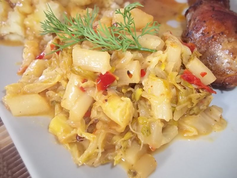 Młoda kapusta ze szparagami i kiełkami Młoda kapusta ze szparagami i kiełkami