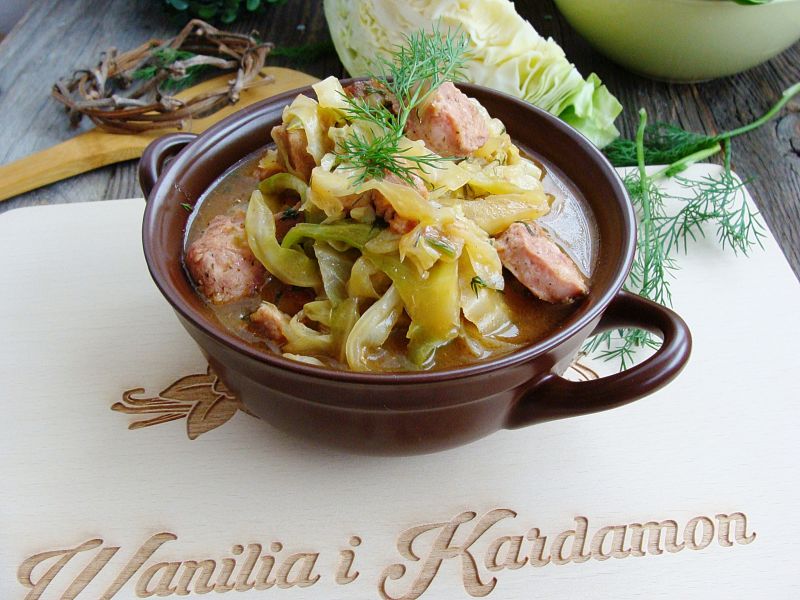 Młoda kapustka z białą kiełbasą Młoda kapustka z białą kiełbasą