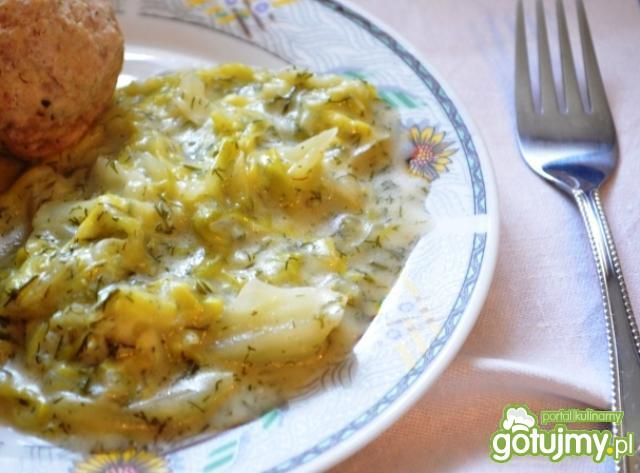 Młoda kapustka z koperkiem