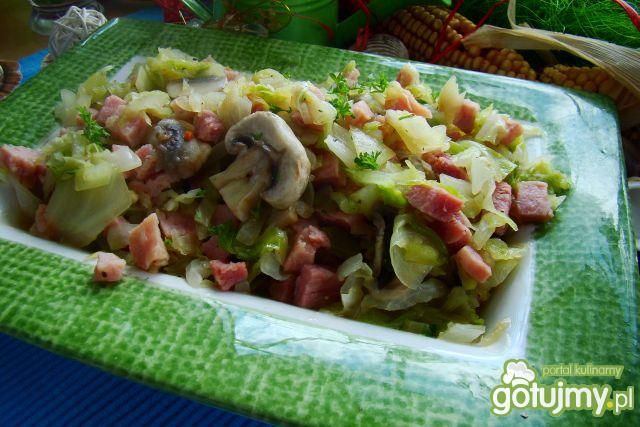 Młoda kapustka z pieczarkami i szynką 