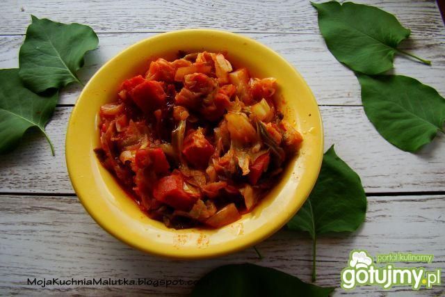 Młoda kapustka z pomidorami