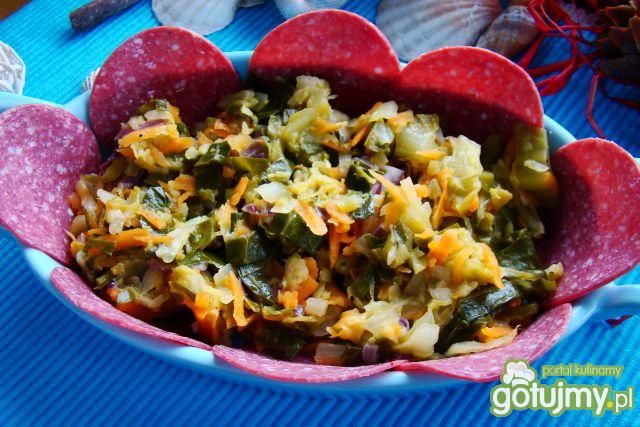 Młoda kapustka z salami na ciepło 