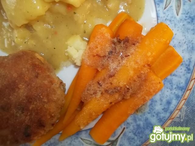 Młoda marchewka z bułką tartą Młoda marchewka z bułką tartą