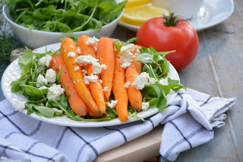 Młode marchewki gotowane na parze z rukolą i fetą