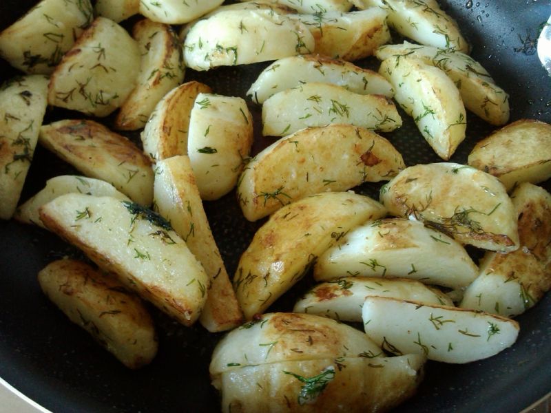 Młode ziemniaczki ala łódki z koperkiem  Młode ziemniaczki ala łódki z koperkiem