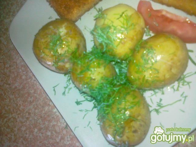 Młode ziemniaczki gotowane w mundurkach Młode ziemniaczki gotowane w mundurkach