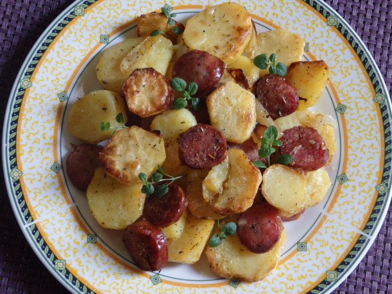 Młode ziemniaczki pieczone z kiełbasą