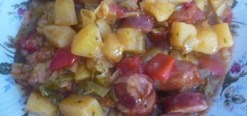 Młode ziemniaczki z kapustą, kiełbaską i papryką