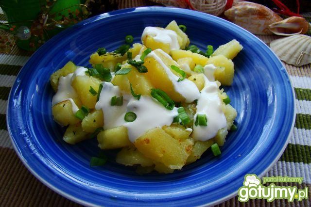 Młode ziemniaczki z sosem czosnkowym 