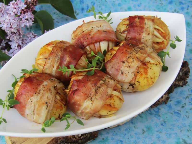 Młode ziemniaki otulone boczkiem i cebulą Młode ziemniaki otulone boczkiem i cebulą