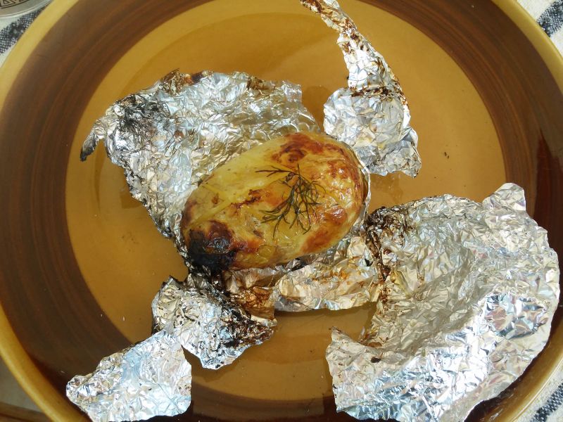 Młode ziemniaki pieczone z żarze