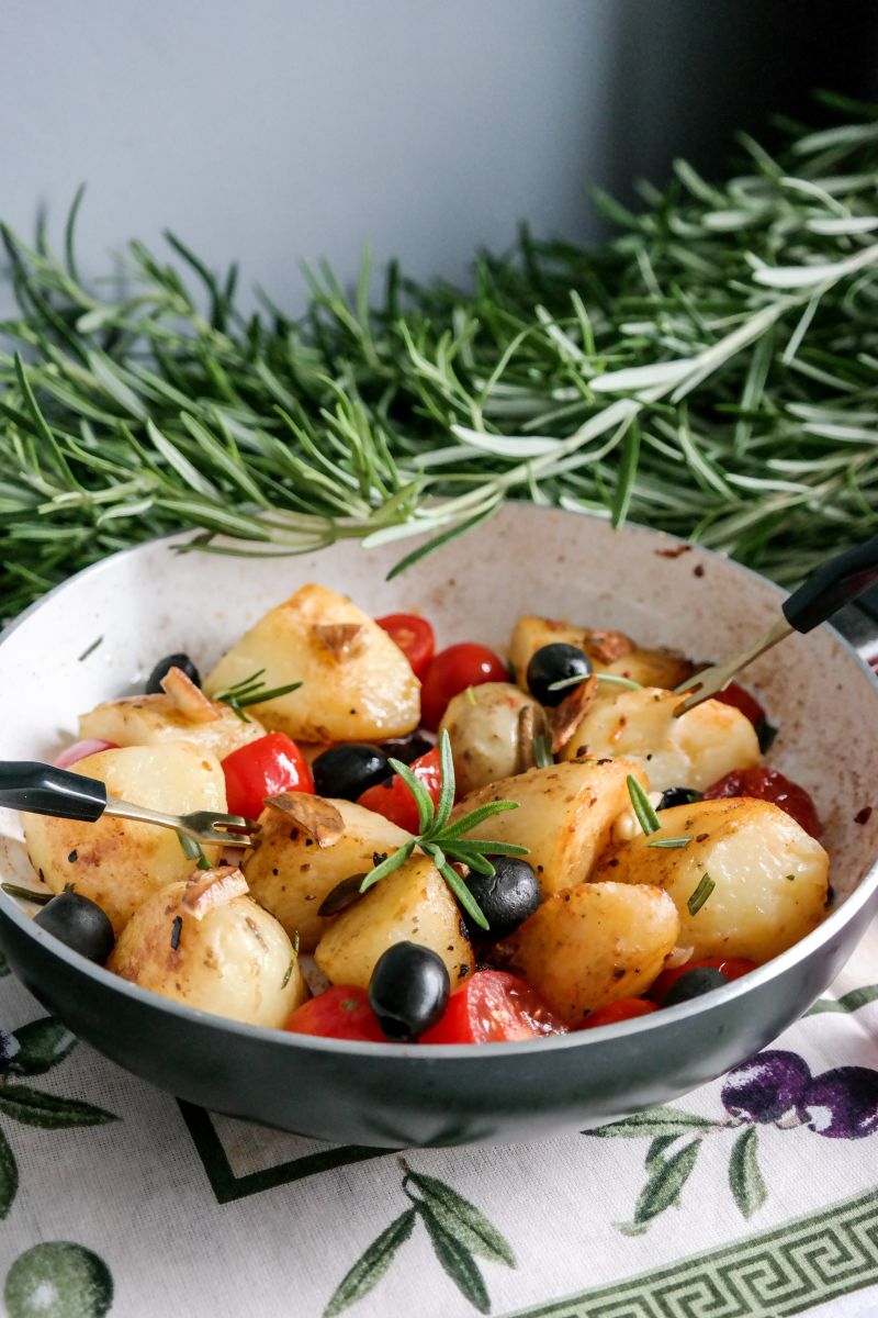 Młode ziemniaki po śródziemnomorsku  Młode ziemniaki po śródziemnomorsku