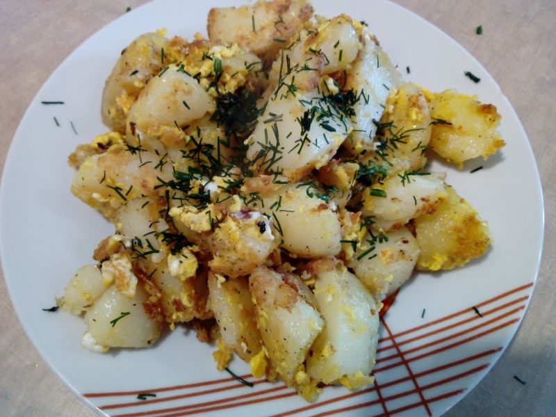 Młode ziemniaki smażone z jajkiem