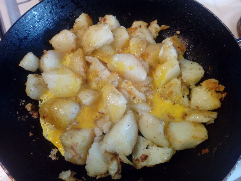 Młode ziemniaki smażone z jajkiem