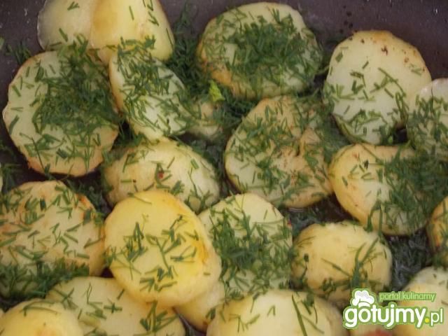Młode ziemniaki smażone z koperkiem