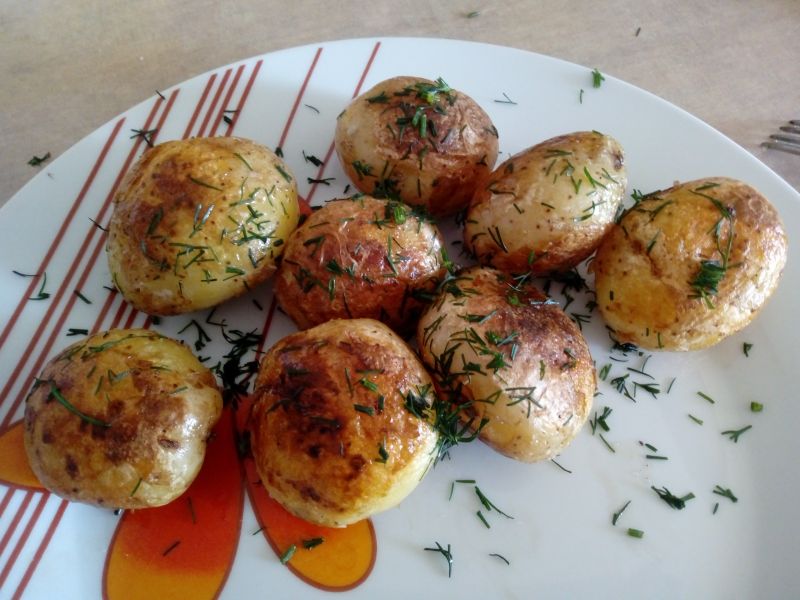 Młode ziemniaki smażone ze skórką Młode ziemniaki smażone ze skórką