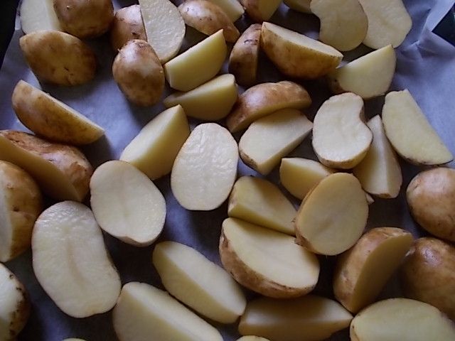 Młode ziemniaki w mundurkach