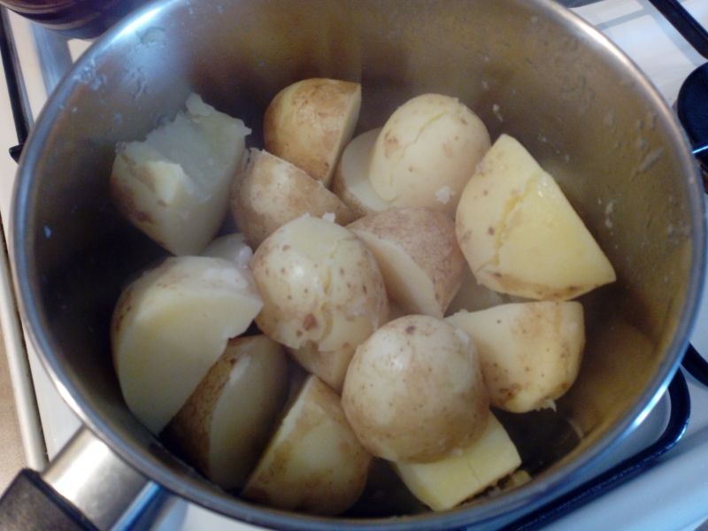 Młode ziemniaki w mundurkach z okrasą i koperkiem