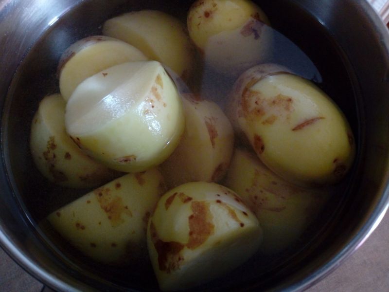 Młode ziemniaki w mundurkach z okrasą i koperkiem