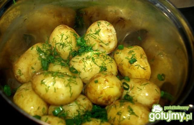 Młode ziemniaki z koperkiem