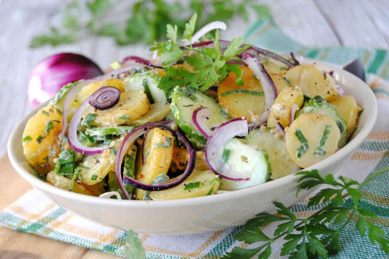 Młode ziemniaki z ogórkiem