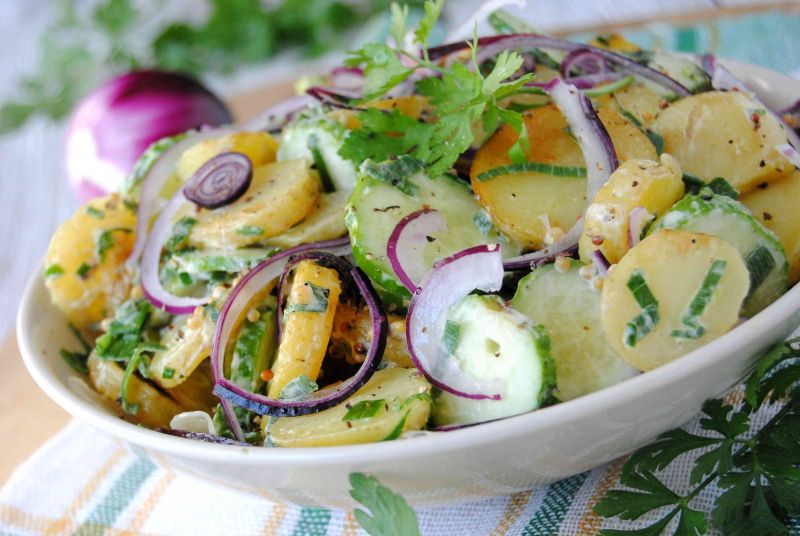 Młode ziemniaki z ogórkiem