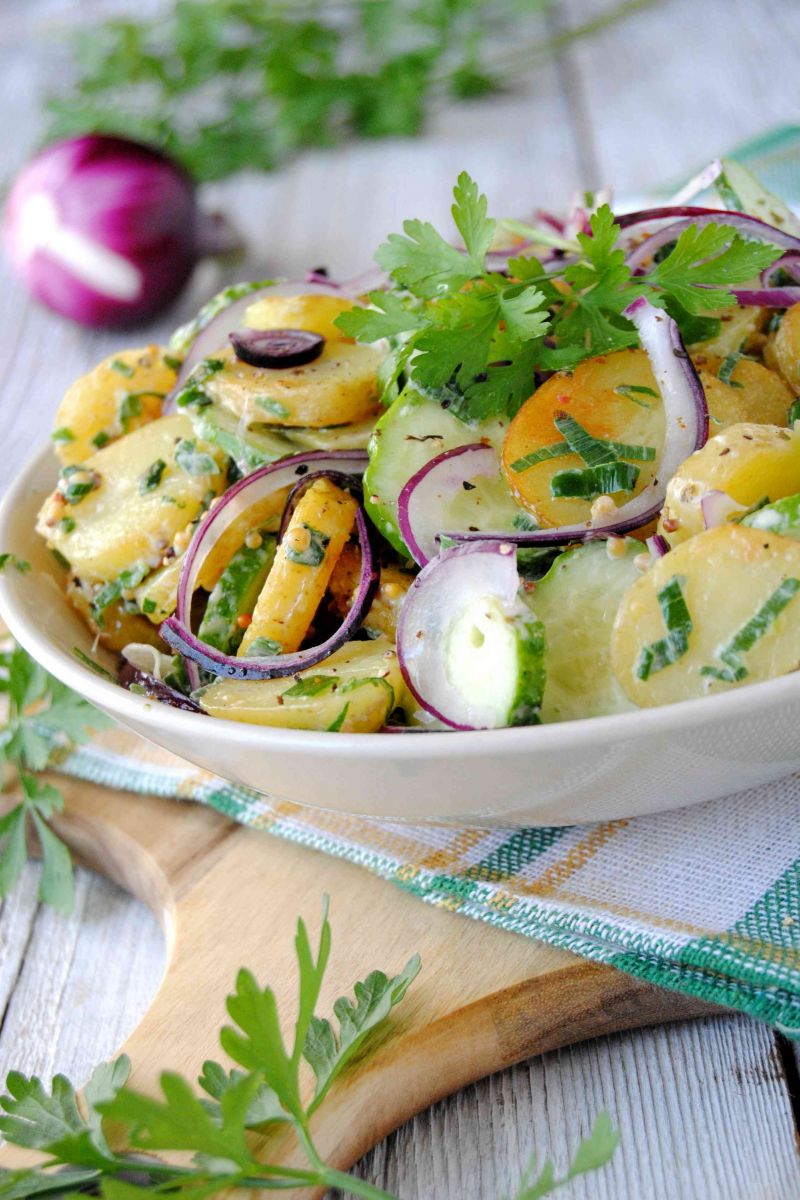 Młode ziemniaki z ogórkiem