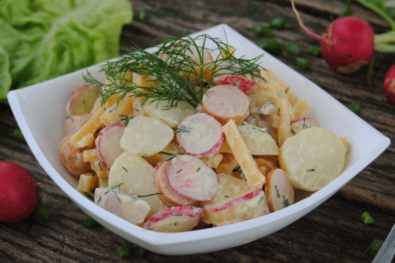 Młode ziemniaki z parówką