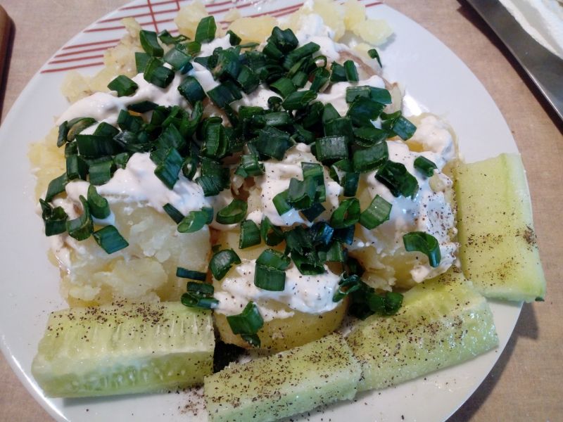 Młode ziemniaki z sosem czosnkowym i szczypiorkiem Młode ziemniaki z sosem czosnkowym i szczypiorkiem