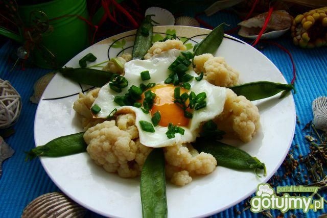 Młody groszek z jajkiem i kalafiorem