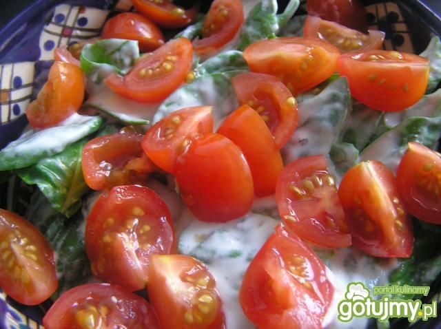 Młody szpinak na niebiesko