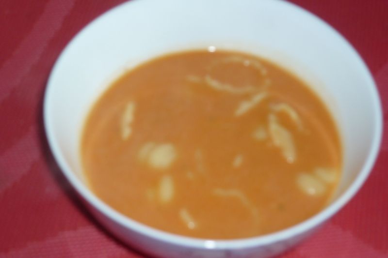 Mocno czosknowa zupa pomidorowa z makaronem Mocno czosknowa zupa pomidorowa z makaronem