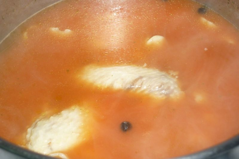 Mocno czosknowa zupa pomidorowa z makaronem