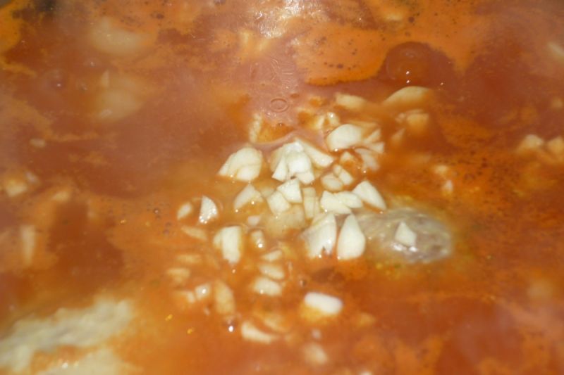 Mocno czosknowa zupa pomidorowa z makaronem