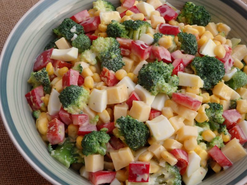 Mocno czosnkowa sałatka brokułowa