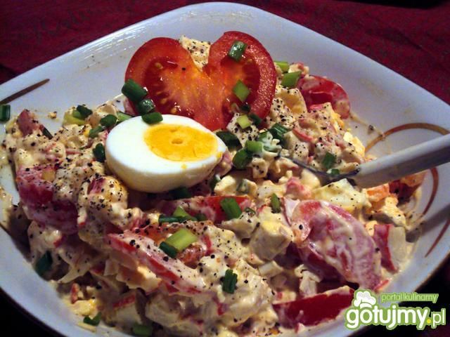 Mocno czosnkowa sałatka z surimi