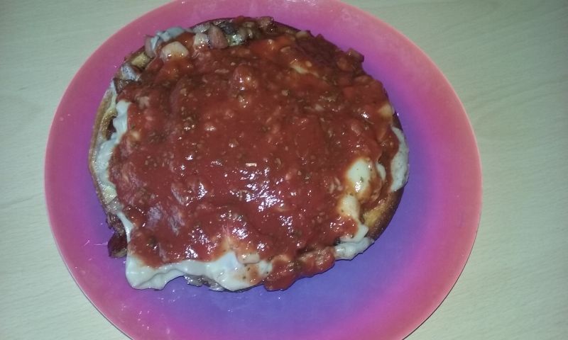 Mocno czosnkowy omlet z kiełbasą i serem Mocno czosnkowy omlet z kiełbasą i serem