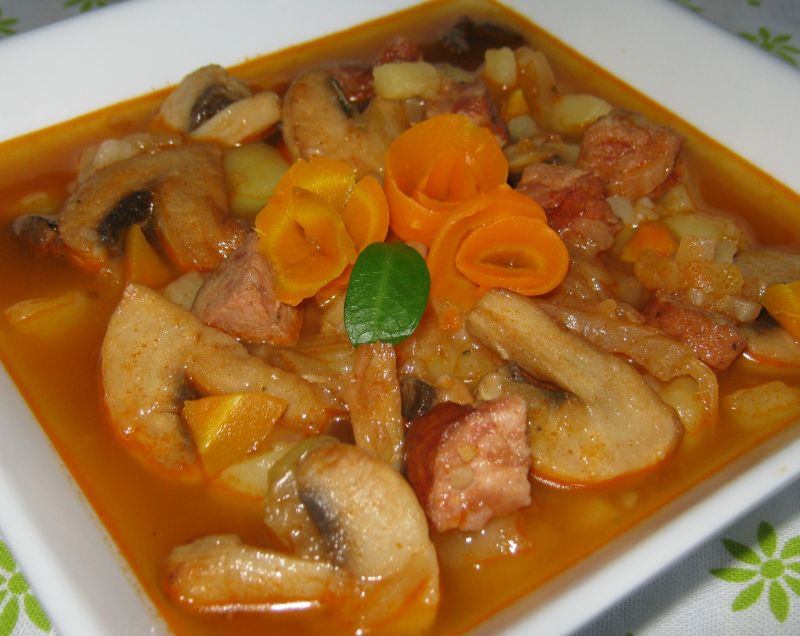 Mocno grzybowy kapuśniak ze słodkiej kapusty Mocno grzybowy kapuśniak ze słodkiej kapusty