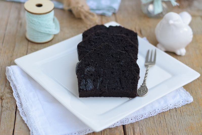 Mocno kakaowe ciasto z suszoną ślliwką Mocno kakaowe ciasto z suszoną ślliwką