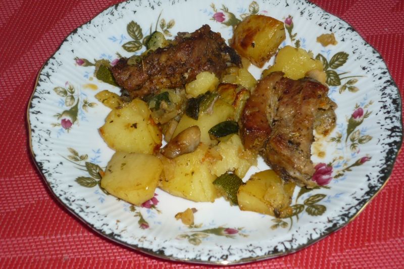 Mocno przyprawione żeberka pieczone z warzywami