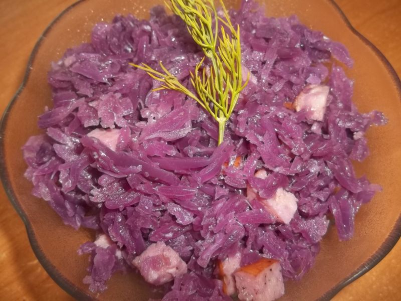 Modra kapusta z kiełbasą na ciepło 