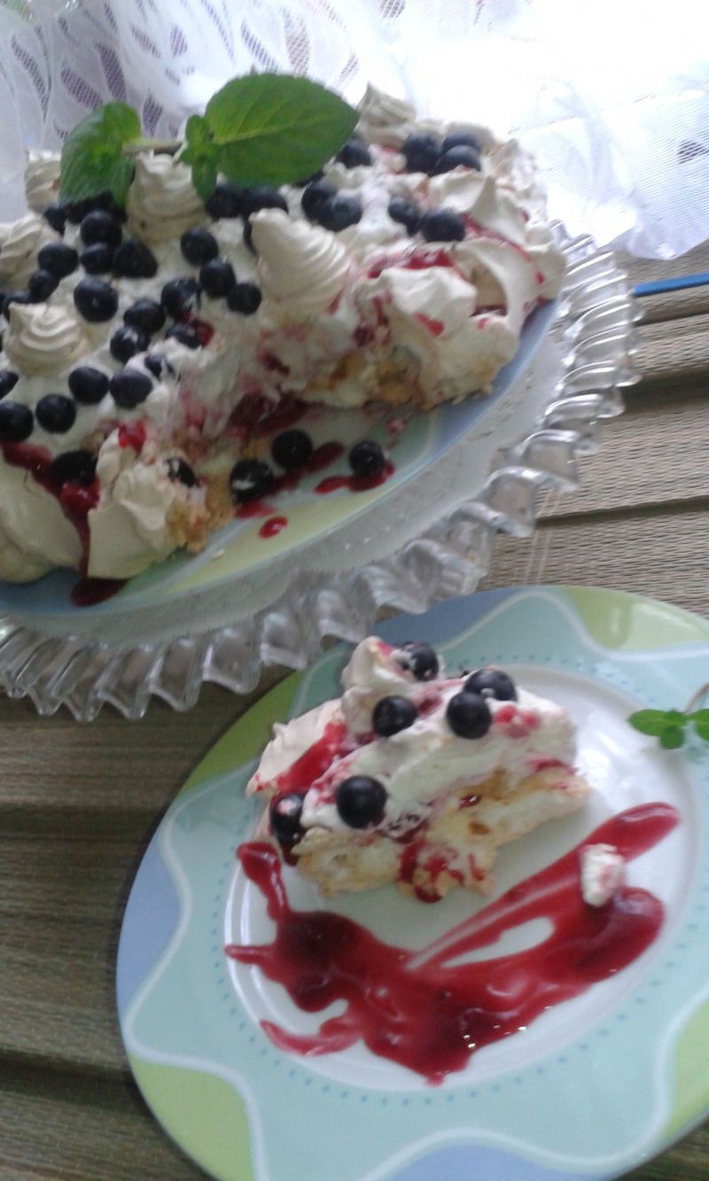 Moja beza z kremem śmietankowym i owocami Moja beza z kremem śmietankowym i owocami