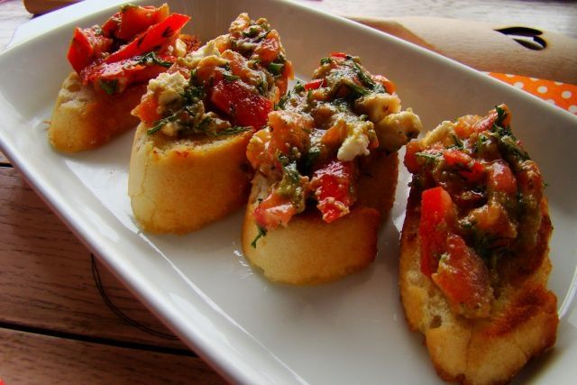 Moja bruschetta z pesto ,mozarellą i pomidorem 