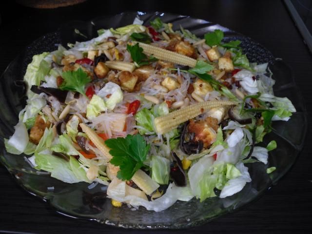 Moja,chinska salatka ze smazonym tofu. Moja,chinska salatka ze smazonym tofu.
