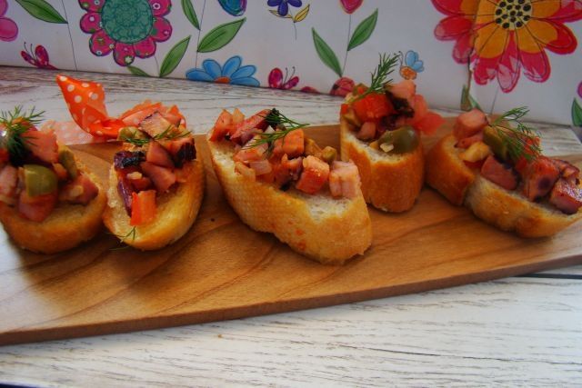 Moje bruschetty z oliwka zielona i szynką  Moje bruschetty z oliwka zielona i szynką