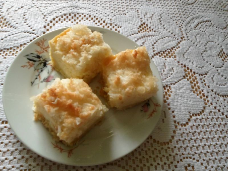 Mokry sernik z wiórkami kokosowymi