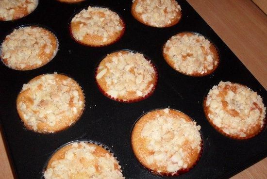 Morelowe muffinki z migdalowa kruszonka. Morelowe muffinki z migdalowa kruszonka.