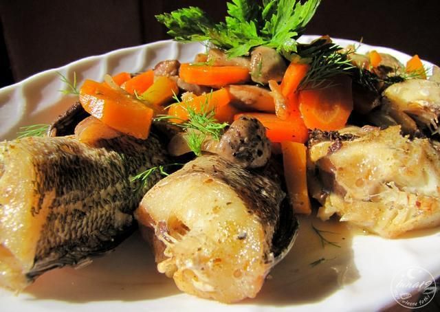 Morszczuk w marchewce i pieczarkach